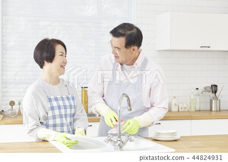 Washing dishes, kitchen, couple 44824931