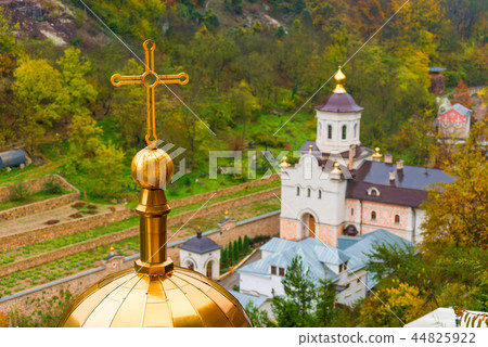 Golden dome of the Orthodox Russian church  44825922