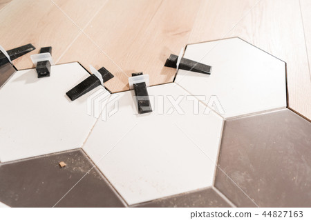 The combination of wood panels of laminate and ceramic tiles in the form of honeycomb. Kitchen 44827163