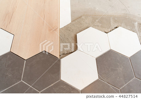 The combination of wood panels of laminate and ceramic tiles in the form of honeycomb. Kitchen 44827514
