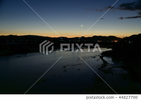Taking a picture of a crescent and sunrise before sunrise in Asukazawa, Hokkaido Taking a picture of a crescent and sunrise before sunrise in Asukazawa, Hokkaido 44827700