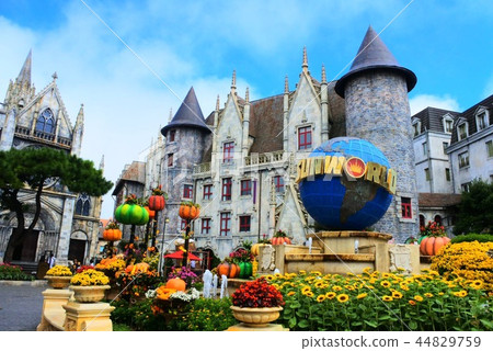 美麗的主題公園巴納山在雲層之上 美麗的主題公園巴納山在雲層之上 44829759