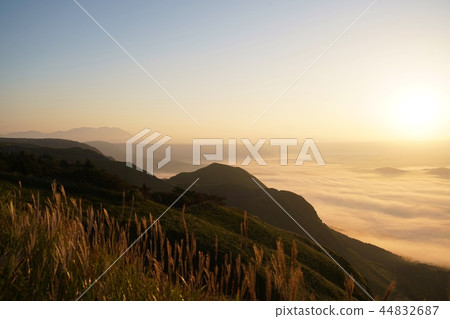 Sunrise of Aso floating in the sea of clouds Sunrise of Aso floating in the sea of clouds 44832687