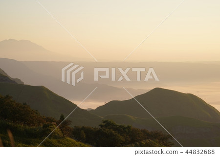 Sunrise of Aso floating in the sea of clouds Sunrise of Aso floating in the sea of clouds 44832688