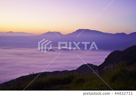 Sunrise of Aso floating in the sea of clouds Sunrise of Aso floating in the sea of clouds 44832711