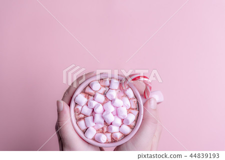 Cup of hot chocolate with marshmallows in hands 44839193