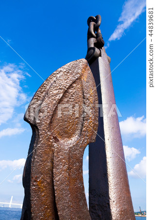 Blue sky and large anchor 44839681
