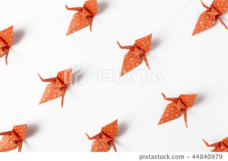 紅色被折疊的起重機形成飛行日本式圖像 44840979