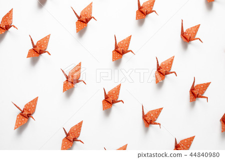 紅色被折疊的起重機形成飛行日本式圖像 44840980