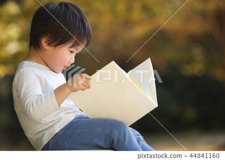 讀一本書的男孩 44841160