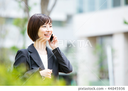 辦公區女人OL西裝打電話的西裝 辦公區女人OL西裝打電話的西裝 44845936