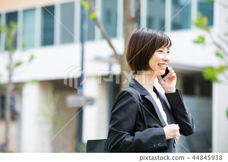 辦公區女人OL西裝打電話的西裝 辦公區女人OL西裝打電話的西裝 44845938