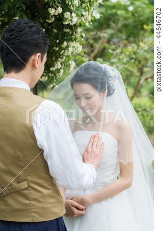 新娘和新郎在花園婚禮上戴面紗 44846702