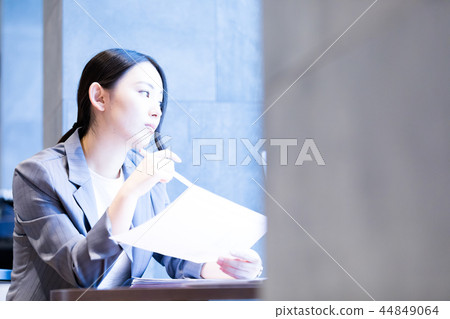 Woman     44849064
