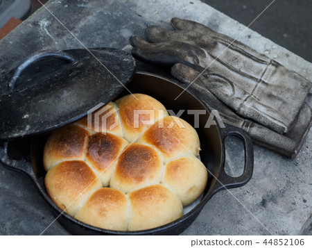Bread in Dutch oven 44852106