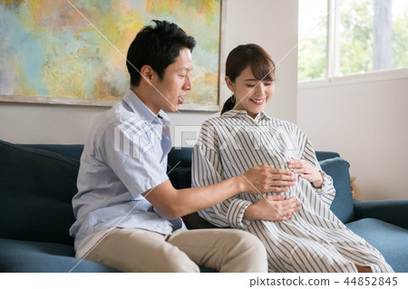 丈夫撫摸上個月的妻子的胃產婦生活 丈夫撫摸上個月的妻子的胃產婦生活 44852845