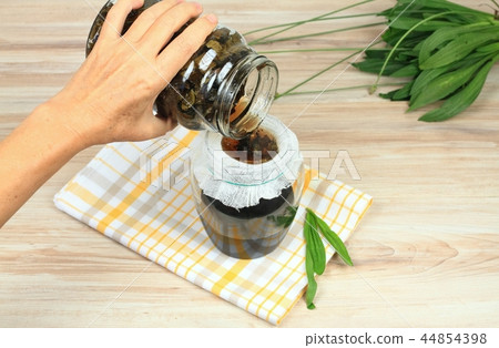 Filtering of plantain syrup against cough Filtering of plantain syrup against cough 44854398