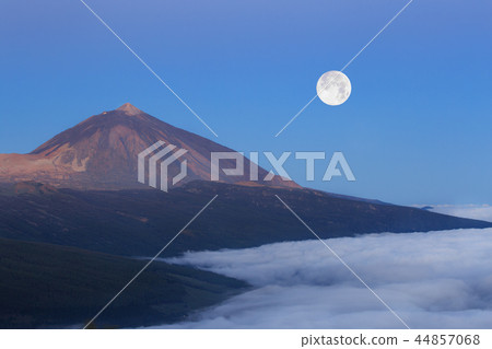 The peak of El Teide with full moon during sunrise The peak of El Teide with full moon during sunrise 44857068