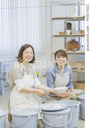 做陶瓷的婦女 做陶瓷的婦女 44857925
