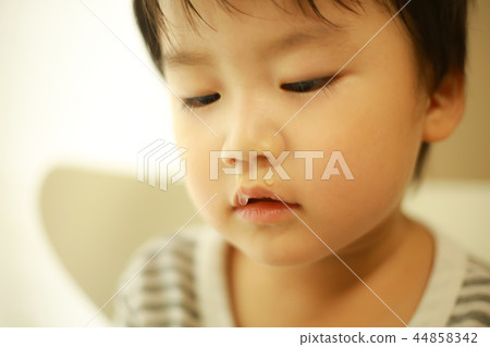 一個滴流鼻涕的男孩 一個滴流鼻涕的男孩 44858342