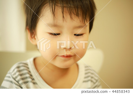 一個滴流鼻涕的男孩 一個滴流鼻涕的男孩 44858343