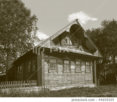 Old farmer's wooden house in North Russia 44859105