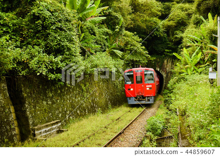 An ordinary train to Kumamoto that leaves the Akase tunnel and enters Akase Station 44859607