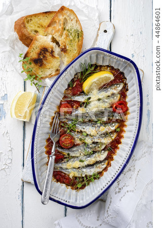 Sardinas en salsa with garlic bead Sardinas en salsa with garlic bead 44864601