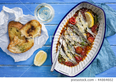 Sardinas en salsa with garlic bead Sardinas en salsa with garlic bead 44864602