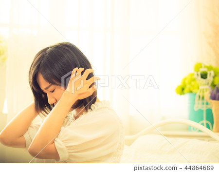 年輕女子患月經來潮 年輕女子患月經來潮 44864689