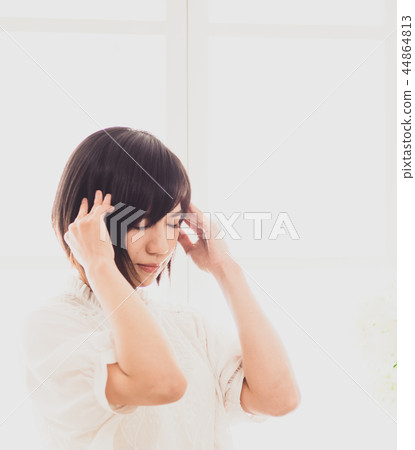 年輕女子患月經來潮 44864813