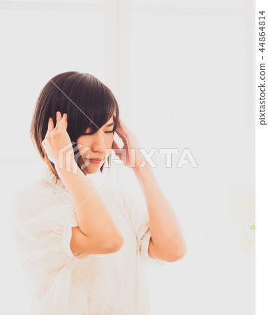 年輕女子患月經來潮 44864814