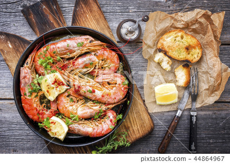 black tiger prawn with garlic bread  44864967