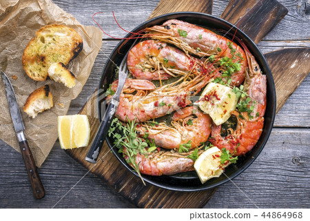 fried black tiger prawn with garlic bread  44864968