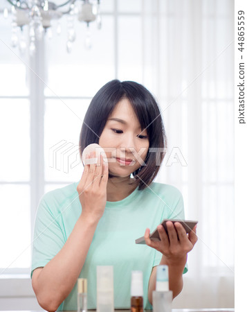Women who make up makeup Women who make up makeup 44865559