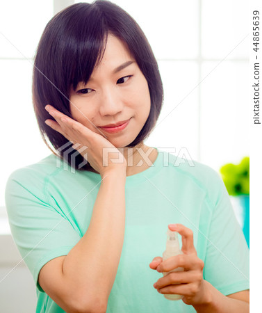 Women who make up makeup Women who make up makeup 44865639