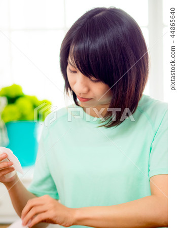 Women who make up makeup Women who make up makeup 44865640