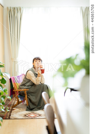 Woman room lifestyle 44865708