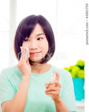 Women who make up makeup 44865709