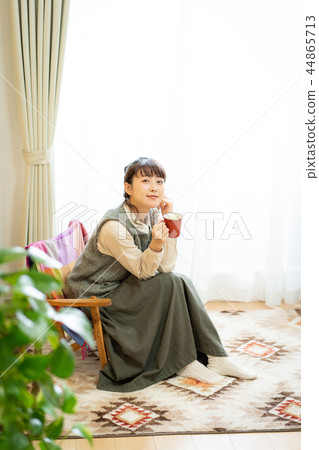 Woman room lifestyle 44865713