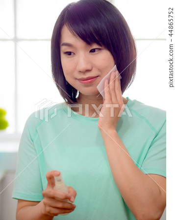 Women who make up makeup 44865752