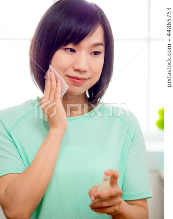 Women who make up makeup Women who make up makeup 44865753