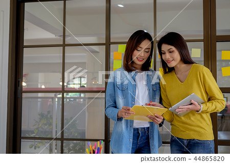 Start up partners are working in casual clothes 44865820