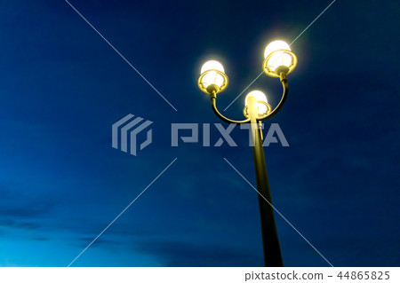 黃昏時昏暗的路燈 44865825