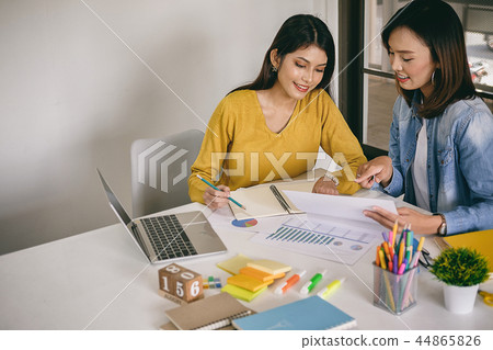 Start up partners are working in casual clothes 44865826