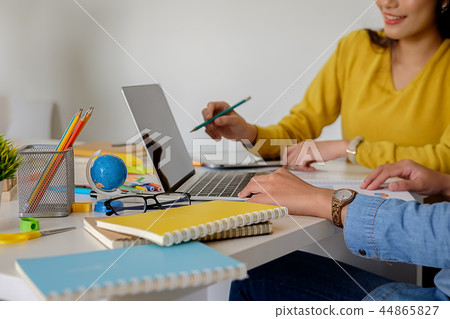 Start up partners are working in casual clothes 44865827