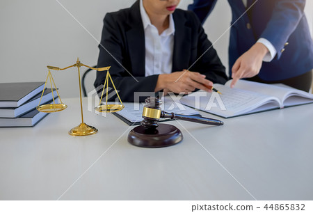 Start up partners are working in casual clothes 44865832