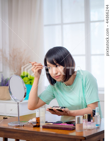 Women who make up makeup Women who make up makeup 44866244