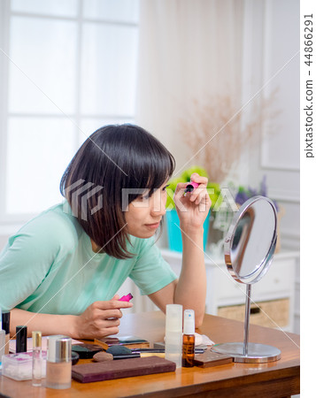 Women who make up makeup Women who make up makeup 44866291