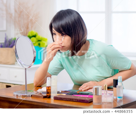 Women who make up makeup 44866355